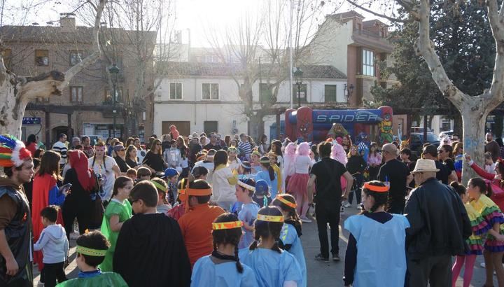 El nuevo grupo de batucada municipal puso la música al Desfile de Carnaval que concitó a más de 600 personas en Alovera