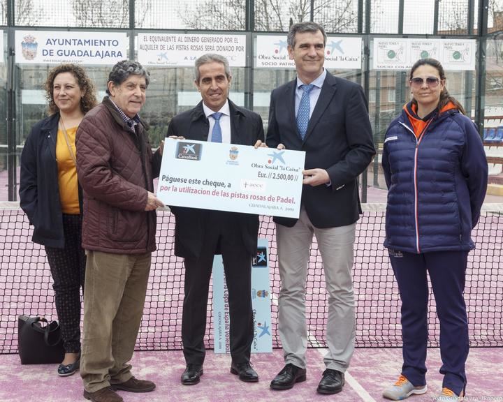 Entrega de cheques benéficos a Cáritas y a la Asociación Española contra el Cáncer