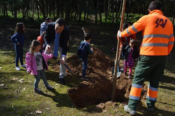 Román participa en una nueva plantación de árboles promovida por el Ayuntamiento de Guadalajara