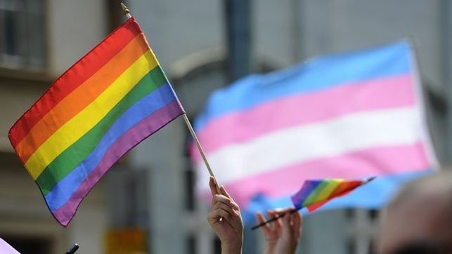 Lesbianas, gais, transexuales, bisexuales e intersexuales indignados con el portavoz de Page en Castilla La Mancha