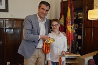 Antonio Román, alcalde de Guadalajara, felicita a la nadadora Marta Martínez por sus últimos triunfos
