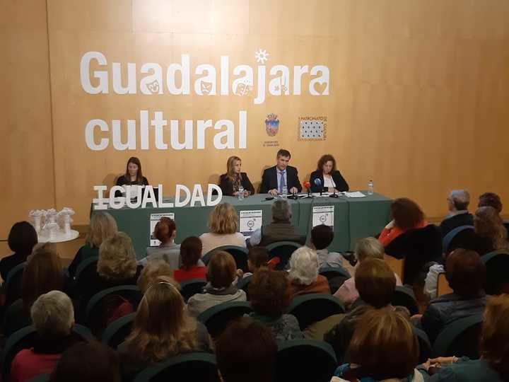 Román: “No debemos permitir que se presente a la mujer como frágil e inerme. Debemos luchar por la igualdad efectiva entre hombre y mujer”
