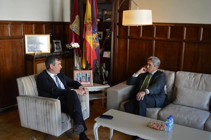 Encuentro entre el alcalde de Guadalajara y el rector de la Universidad de Alcalá de Henares