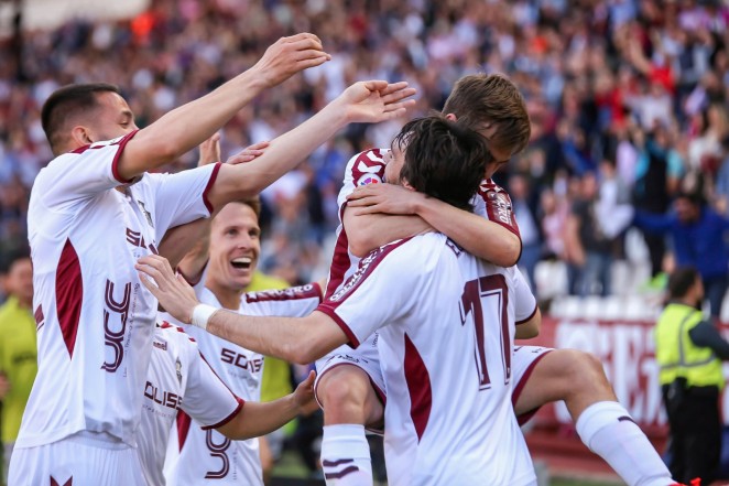 Un gran gol de Eugeni da la victoria a un Alba dominador ante una afición entregada
