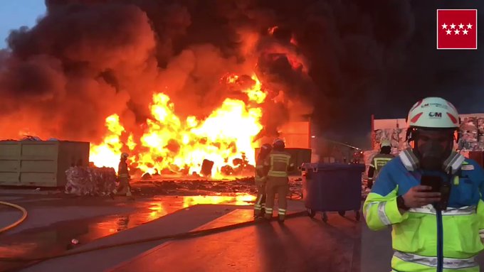 Incendio en una nave industrial de reciclaje en Alcorcón