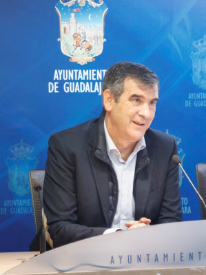 Los vecinos de Guadalajara pueden reunirse con su alcalde en el Ayuntamiento o llamarle directamente al móvil para transmitirle sus inquietudes