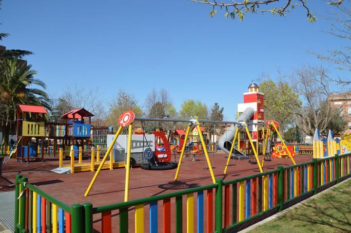 Ya se puede jugar en la zona infantil dedicada a los bomberos del parque de La Constitución de Azuqueca