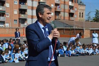 Antonio Román conoce las actividades organizadas por el colegio Maristas Champagnat dentro de su Semana Solidaria
