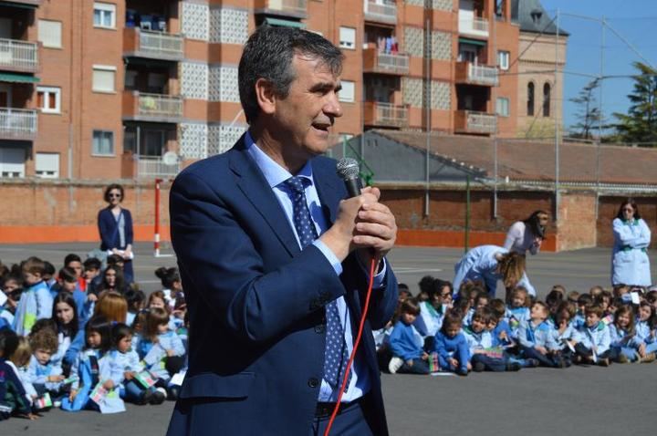 Antonio Román conoce las actividades organizadas por el colegio Maristas Champagnat dentro de su Semana Solidaria