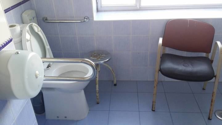 El desastre de la sanidad del Gobierno de Page/Podemos en CLM: Una paciente con ictus lleva dos semanas sin ducharse y sin la rehabilitación adecuada