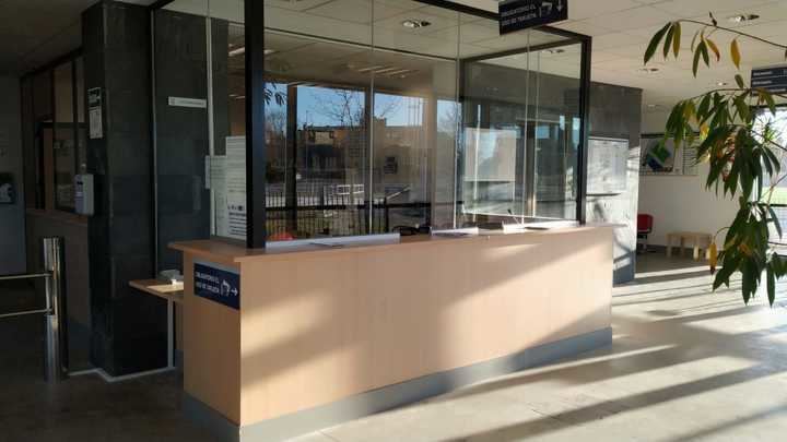 La reforma del vestíbulo del polideportivo de Valdeluz mejora el tráfico y comodidad de usuarios y visitantes