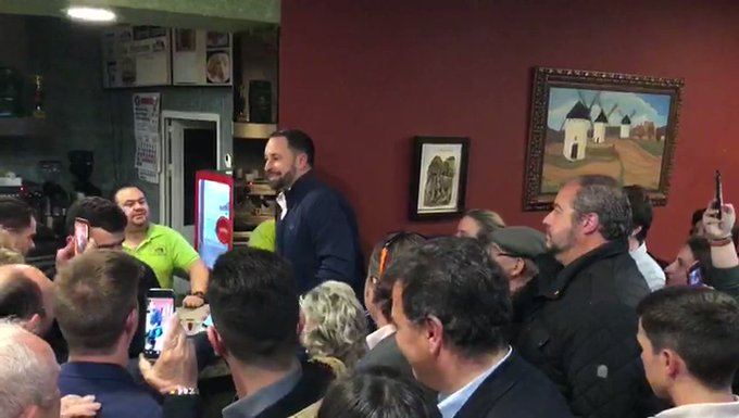 Santiago Abascal de VOX para a tomar un café en Tarancón y...¡da un mitín!