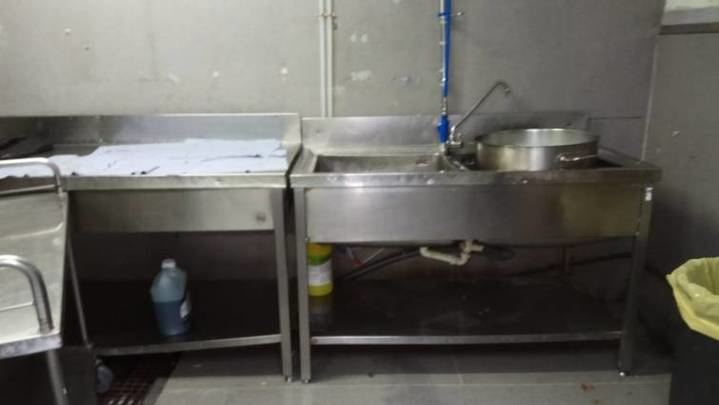 Cucarachas y alcantarillas que expulsan excrementos en el hospital Vall d'Hebron de Barcelona