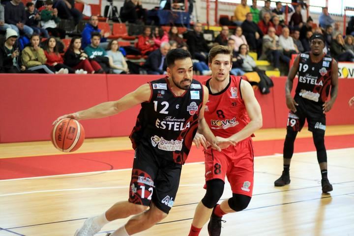 El gran acierto exterior del Estela acabó con la racha del Isover Basket Azuqueca