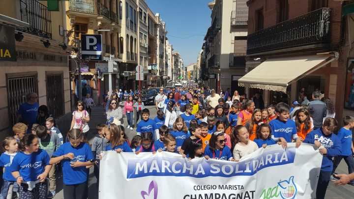 La XXI Marcha Solidaria de Maristas llena la calle Mayor y el centro de Guadalajara al grito de Solidaridad