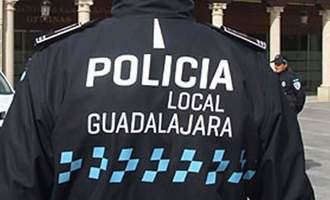Encuentran a un hombre muerto dentro de un vehículo accidentado en mitad de la calzada de la calle Archena de Guadalajara