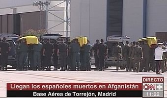 Los feretros llegando al Aeropuerto (Foto: Luis Guada)