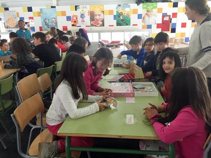 Cerca de 60 niños y niñas asisten a la primera jornada del campamento urbano organizado por el ayuntamiento de Azuqueca