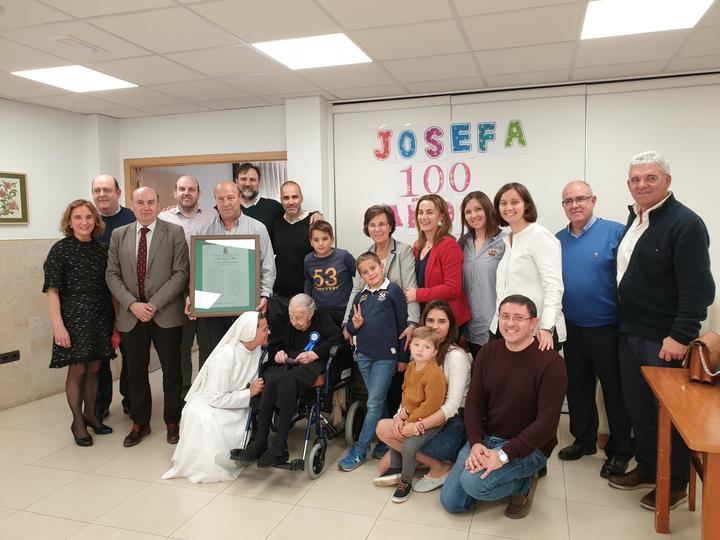 El presidente de la Diputación de Guadalajara felicita en Alovera a Josefa Moratilla por su 100 cumpleaños