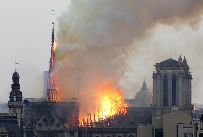 ÚLTIMA HORA : Importante incendio en Notre Dame de París