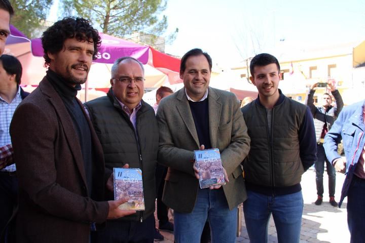 Paco Nuñez visita la II Feria de la Caza de Illana junto a Miguel Abellán