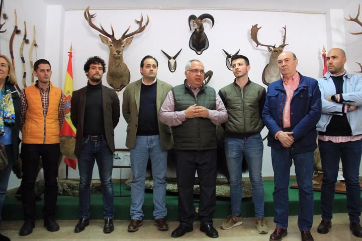 Paco Nuñez visita la II Feria de la Caza de Illana junto a Miguel Abellán