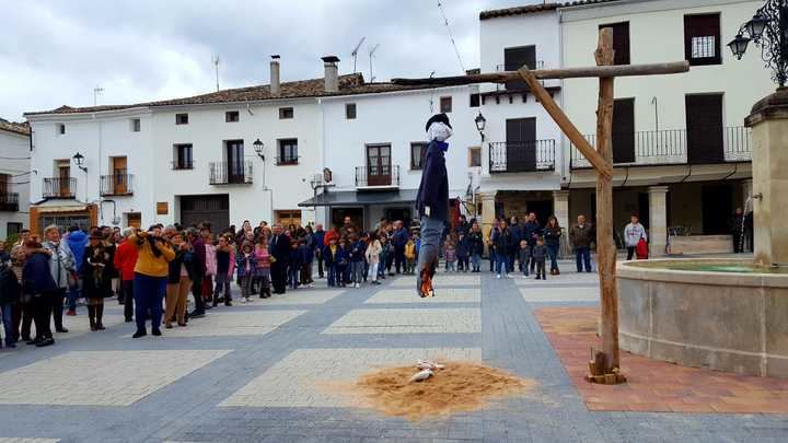 El mal tiempo no deslució la concurrida Semana Santa parejana