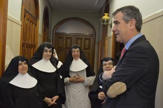Reconocimiento del alcalde de Guadalajara Antonio Román a la labor realizada por el asilo Santa Teresa de Jornet al cumplir éste 125 años