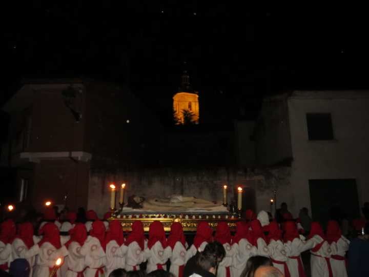 Cientos de personas llenan las calles de Yunquera para presenciar la Procesión del Santo Entierro