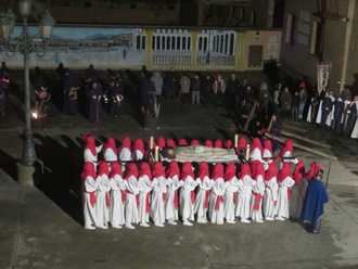 Cientos de personas llenan las calles de Yunquera para presenciar la Procesión del Santo Entierro