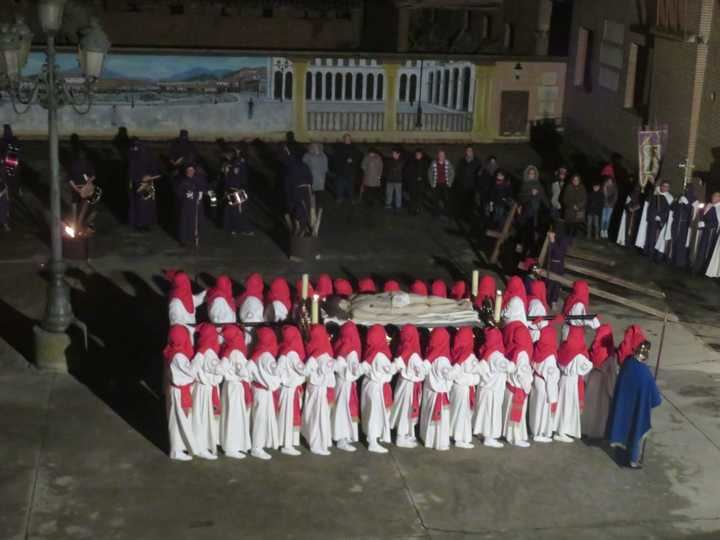 Cientos de personas llenan las calles de Yunquera para presenciar la Procesión del Santo Entierro