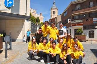 Los Quintos y Quintas del "01" de Yunquera de Henares celebran la tradicional Puesta del Mayo