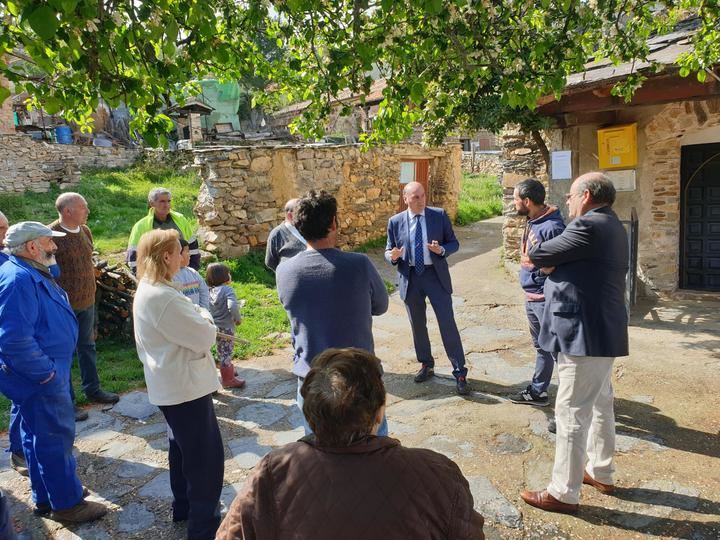 El presidente de la Diputación visita Corralejo y Bocígano para escuchar a los vecinos y recoger sus preocupaciones