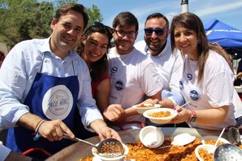 NNGG reparte 800 platos de migas en Toledo con Claudia Alonso y Paco Núñez