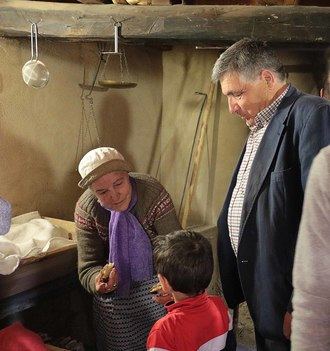Almiruete celebra el Día de la Colación, invitando a pan y bollos a vecinos y visitantes