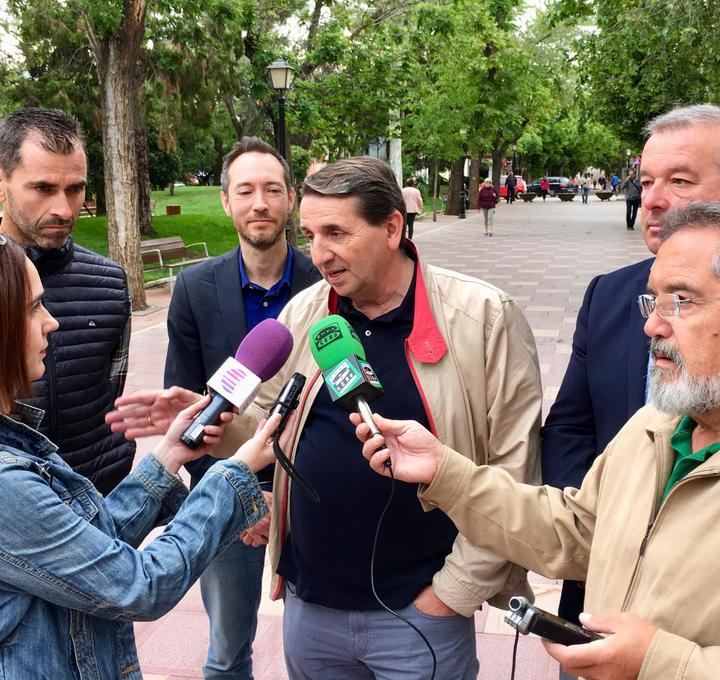 Román creará una nueva piscina cubierta de 50 metros, una pista de tenis cubierta y cubrirá la grada de los campos de fútbol de la Fuente de la Niña
