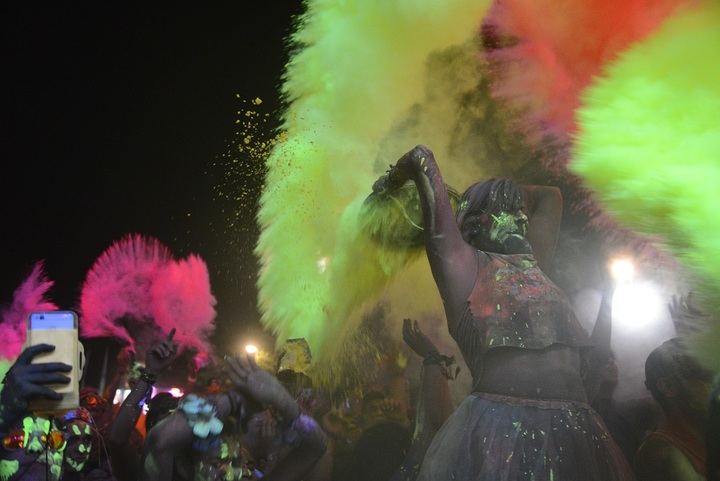 Guadalajara vivirá una espectacular carrera nocturna con polvos de colores fluorescentes, la Holi Life Neon