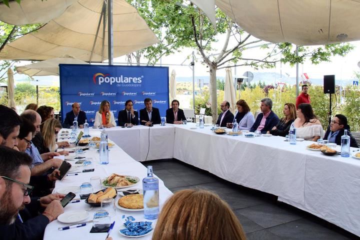 Núñez resalta en Guadalajara la bajada de impuestos para evitar el efecto frontera y el convenio sanitario con Madrid para recuperar población