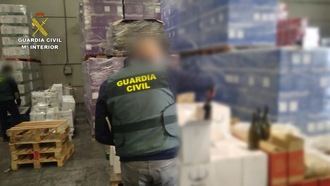 Desarticulan una banda que introdujo en el mercado dos millones de botellas de vino con contraetiquetas falsas