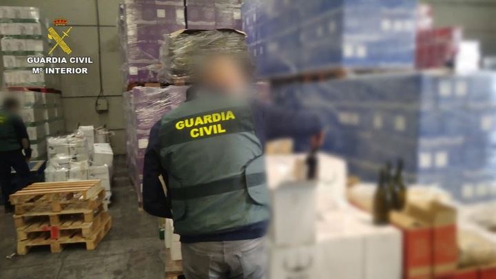 Desarticulan una banda que introdujo en el mercado dos millones de botellas de vino con contraetiquetas falsas