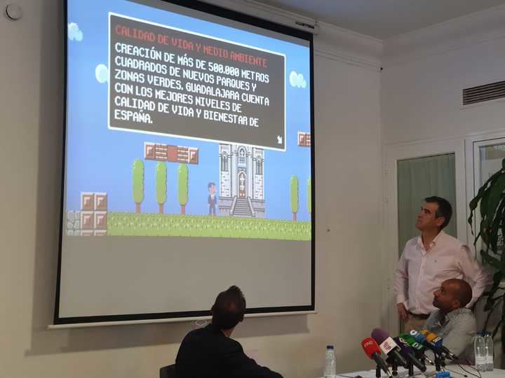 “Super Antonio Román”, una novedosa iniciativa que escenifica su carrera electoral a través de un videojuego