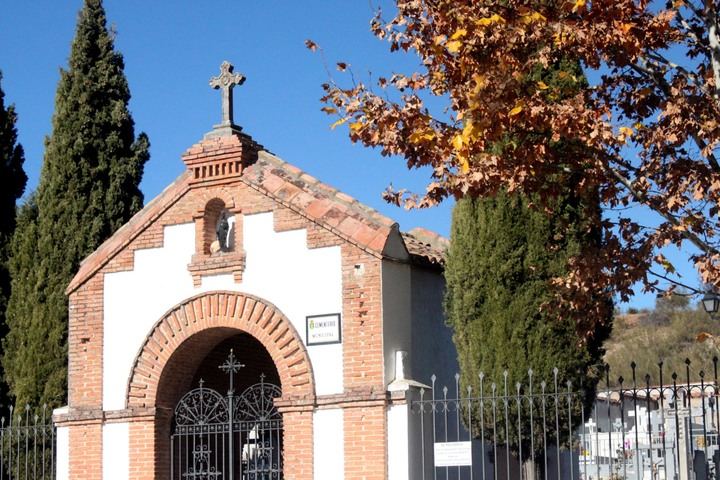 Roban las cruces de metal de unas 61 tumbas del cementerio de Cabanillas