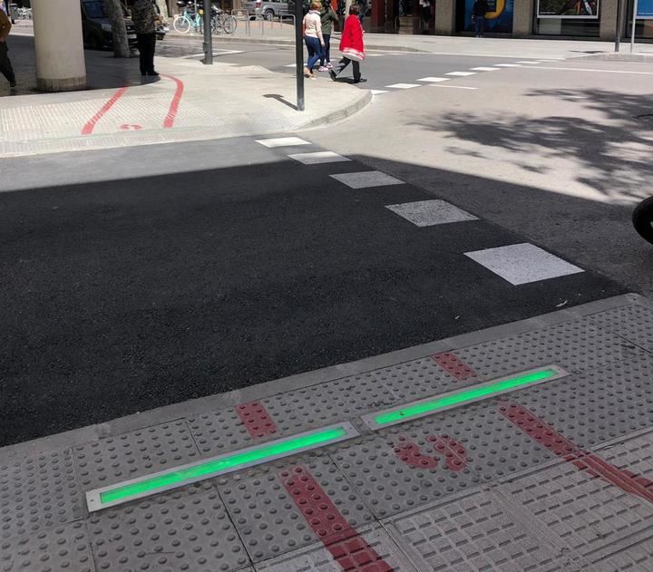 Innovadores semáforos en el suelo para evitar accidentes con los nuevos ‘peatones zombi’ del teléfono móvil