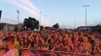 El color tomó la noche con la carrera Holi Life Neon de Guadalajara en la que participan 3.000 personas