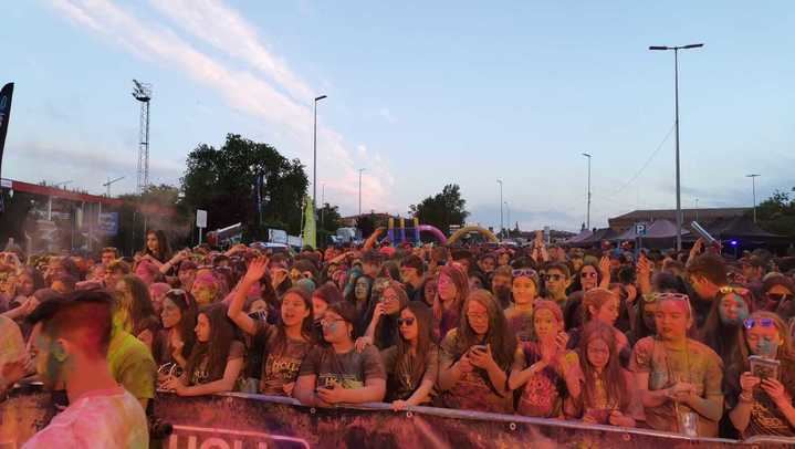 El color tomó la noche con la carrera Holi Life Neon de Guadalajara en la que participan 3.000 personas