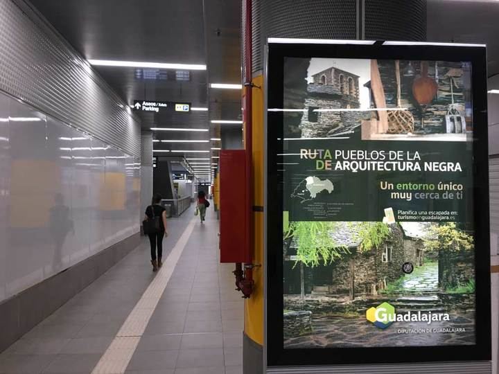 La Diputación de Guadalajara promociona la Arquitectura Negra en las calles e intercambiadores de Madrid