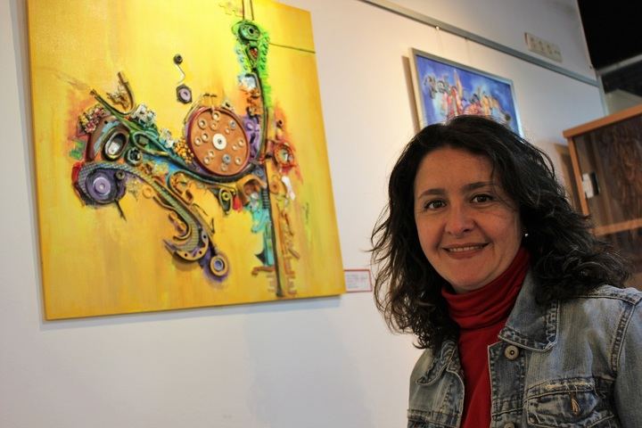 Elena Fernandes convierte el desecho en expresión artística en la exposición ‘Colección Sombras’