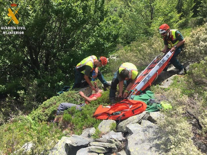 La Guardia Civil salva la vida a un senderista que sufrió un accidente en la Sierra de Ayllón