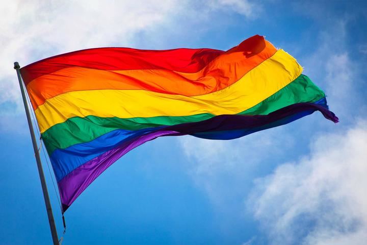 La Delegación del Gobierno de España en Castilla-La Mancha se iluminará con la bandera arco iris 