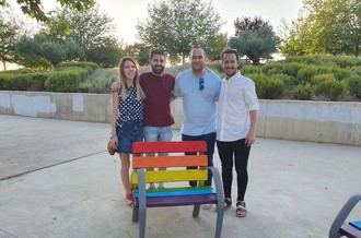 Cabanillas cierra los actos del "Orgullo Provincial", pintando seis bancos con los colores LGTBI